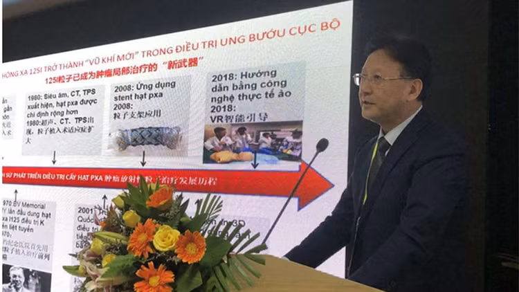 GS Zhang Fujun phát biểu báo cáo với chủ đề kỹ thuật cấy hạt phóng xạ.