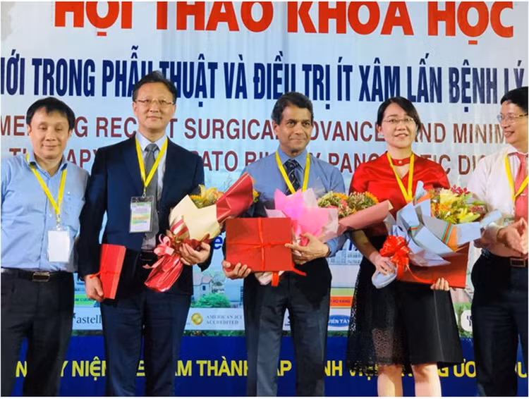 GS Zhang Fujun (thứ 2 bên trái), BS Dai Wenyan (thứ 2 bên phải).