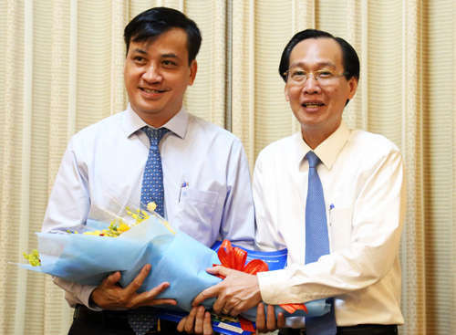 Phó chủ tịch thường trực UBND TP HCM Lê Thanh Liêm trao quyết định cho ông Lê Hòa Bình. Ảnh: Hữu Khoa