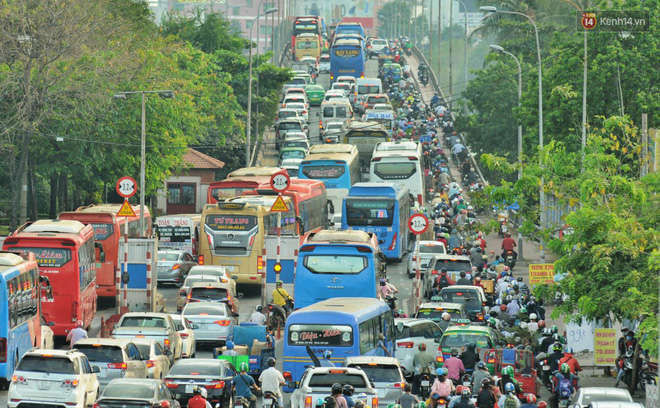 Chùm ảnh Flycam ấn tượng về cảnh đông đúc tại cửa ngõ bến xe miền Đông ngày 26 Tết - Ảnh 5.