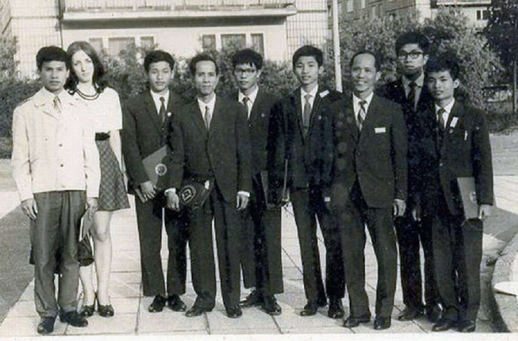 Đội tuyển học sinh tham dự kỳ thi Olympic Toán học quốc tế IMO đầu tiên cùng các thầy giáo năm 1974. Ảnh tư liệu.