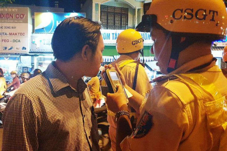 Tùy theo mức độ vi phạm về nồng độ cồn mà tài xế bị tước bằng lái từ 10-24 tháng. 