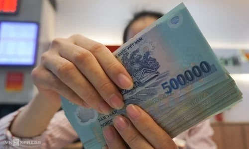 Mức lương cơ sở được đề xuất tăng thêm 110.000 tỷ đồng từ năm sau. Ảnh: Anh Tú