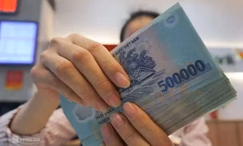 Mức lương cơ sở được đề xuất tăng thêm 110.000 tỷ đồng từ năm sau. Ảnh: Anh Tú