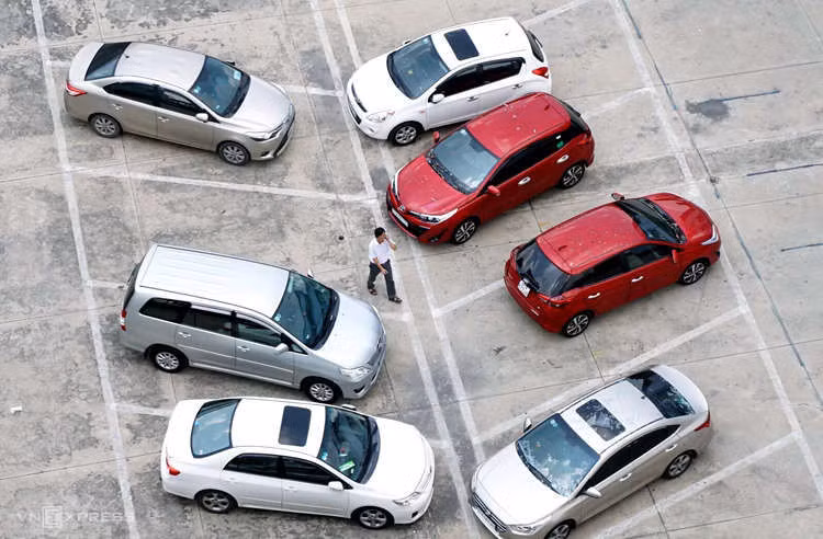 Các ôtô đậu phía dưới bị ảnh hưởng của vụ nổ. Ảnh: Nguyệt Triều.