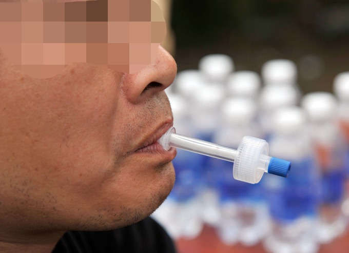 Một tài xế thổi ống test nước bọt nhưng không phát hiện dương tính với ma tuý trên cao tốc Nội Bài-Lào Cai.Ảnh. Phương Sơn
