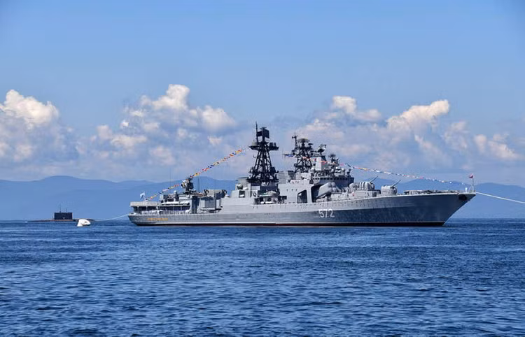 Tàu chiến Nga và Tàu tuần dương Hoa Kỳ 