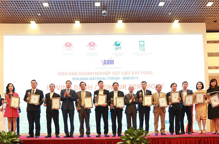 Đại diện một số đơn vị nhận giải thưởng “Doanh nghiệp điển hình tiên tiến trong sản xuất và sử dụng vật liệu xây không nung – vật liệu xanh cho cuộc sống xanh”.