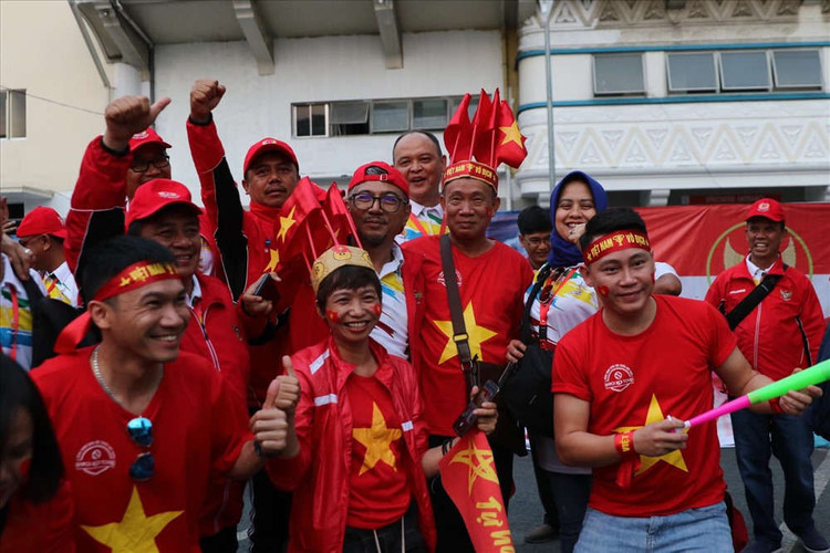 Không khí cuồng nhiệt của các CVĐ Việt Nam bên ngoài sân Rizal Memorial trước trận chung kết. Ảnh: D.P