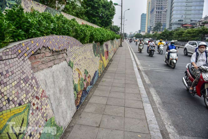 Con đường gốm sứ ven sông Hồng rạn nứt, bong tróc nham nhở - ảnh 9