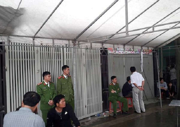 Cơ quan chức năng đang khám nghiệm hiện trường xảy ra vụ án mạng nghiêm trọng