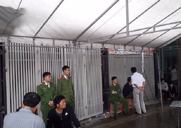 Cơ quan chức năng đang khám nghiệm hiện trường xảy ra vụ án mạng nghiêm trọng