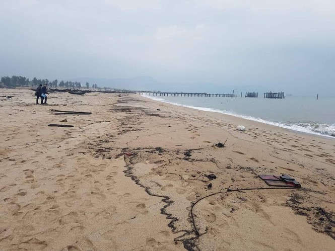 Tàu chở hàng gần 9.000 tấn chìm, khoảng 3km bờ biển có vệt cặn dầu - ảnh 1