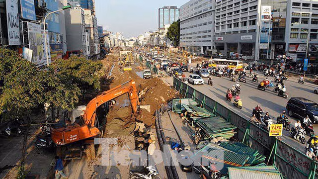 Người dân khốn khổ luồn lách trong khói bụi khi qua đại công trường vành đai 2 - Ảnh 16.