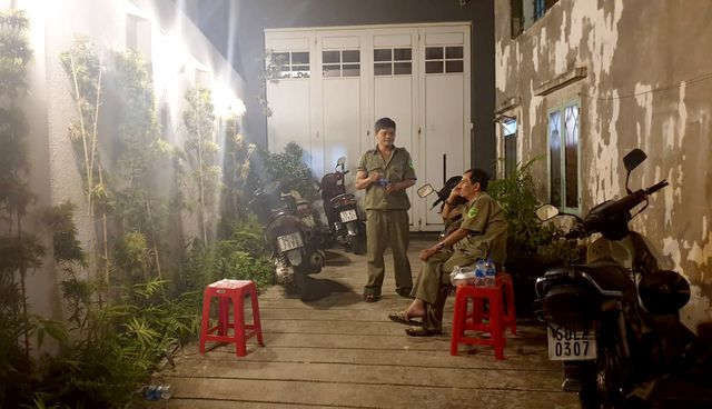 Hai bé trai chết ngạt trong phòng bốc cháy - 1