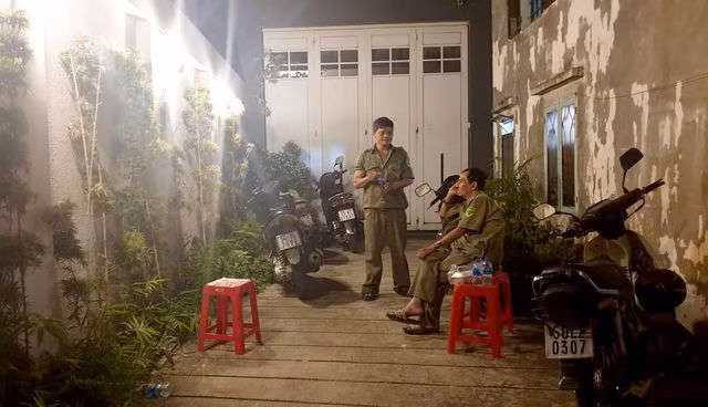 Hai bé trai chết ngạt trong phòng bốc cháy - 1