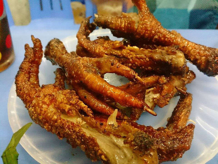 Sự thật rùng mình về món chân gà nướng đang 'làm mưa làm gió' khắp vỉa hè