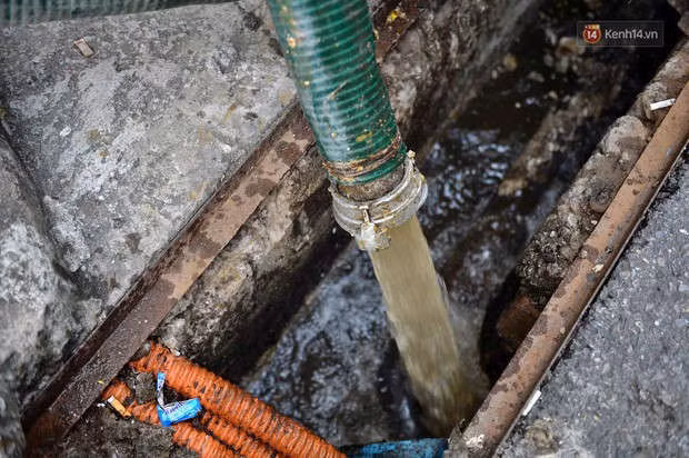 Ảnh: Dầu lắng cặn, bốc mùi nồng nặc khi thau bể nước tại khu đô thị Hà Nội sau sự cố ô nhiễm nước sông Đà - Ảnh 14.