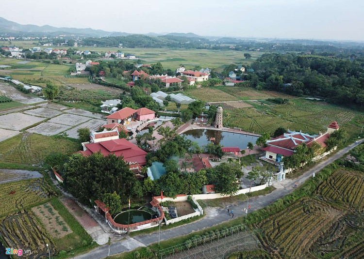 Biet phu, trang trai duoc su Toan xay dung ben canh chua Nga Hoang hinh anh 1 