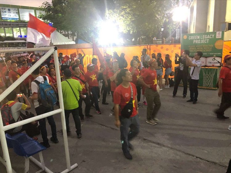 Không khí cuồng nhiệt của các CVĐ Việt Nam bên ngoài sân Rizal Memorial trước trận chung kết. Ảnh: D.P