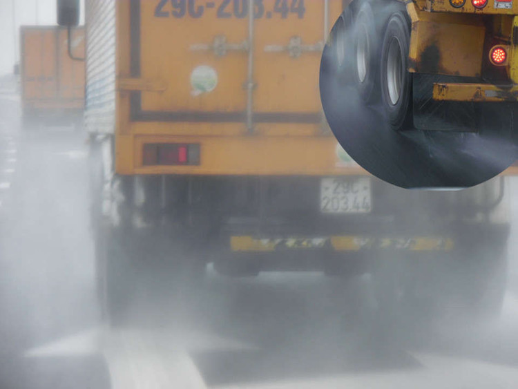 Hiện tượng xe chạy cuốn nước trên đường cao tốc do mặt đường không đảm bảo thoát nước tốt, rất nguy cơ dẫn đến mất an toàn cho phương tiện tham gia giao thông