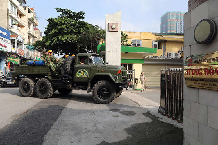 Đúng 8h sáng, đoàn xe chuyên dụng của Viện Hóa học môi trường quân sự đi vào khu vực hiện trường vụ cháy để bắt đầu công tác tiêu tẩy. Ảnh: Ngọc Thành.