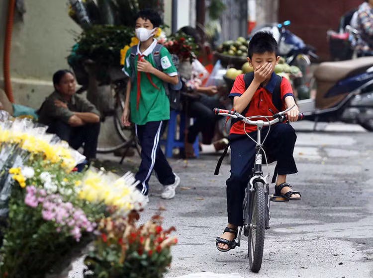 Phía ngoài nhà kho Rạng Đông sáng nay mùi khét vẫn còn khá nồng nặc. Ảnh: Ngọc Thành.