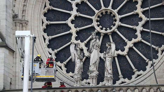 Cảnh sát thẩm tra công nhân tu bổ Nhà thờ Đức Bà trước vụ cháy ảnh 1 Cảnh sát thẩm tra công nhân tu bổ Nhà thờ Đức Bà trước vụ cháy - ảnh 1