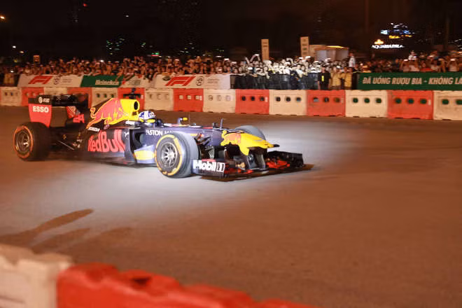 Xe đua F1 lao qua như cơn gió trước khu vực sân vận động Mỹ Đình, ngàn người hò reo - Ảnh 8.