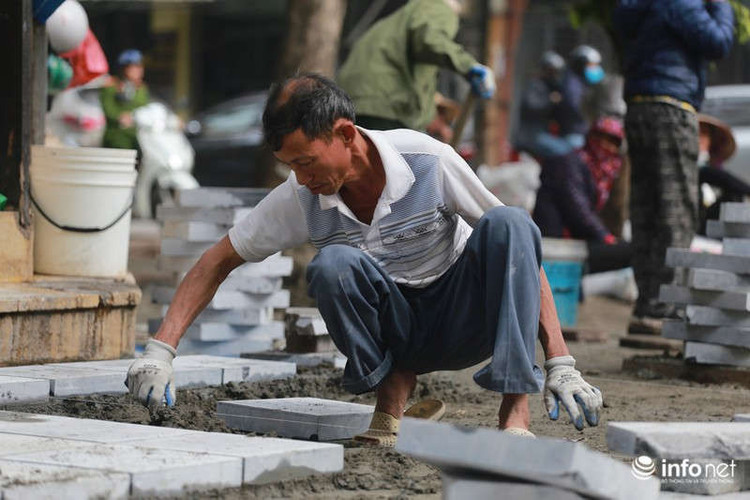 Theo một số công nhân ở đây cho biết việc thi công sẽ diễn ra vào ban ngày, buổi sáng bắt đầu từ 7h - 11h30, buổi chiều từ 13h30 - 17h.