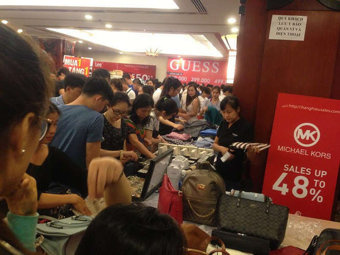 Black Friday: Chen lấn săn hàng giảm giá trong đêm Sài Gòn - ảnh 3