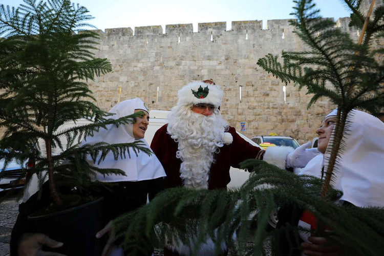 'Ông già Noel' cưỡi lạc đà tặng quà Giáng sinh