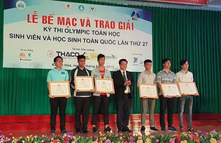 Thứ trưởng Bộ Giáo dục và Đào tạo Nguyễn Hữu Độ trao bằng khen cho các thí sinh.
