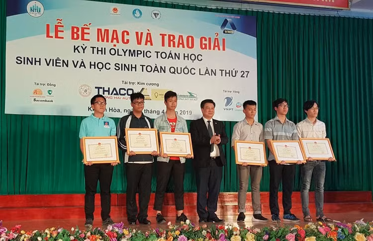 Thứ trưởng Bộ Giáo dục và Đào tạo Nguyễn Hữu Độ trao bằng khen cho các thí sinh.