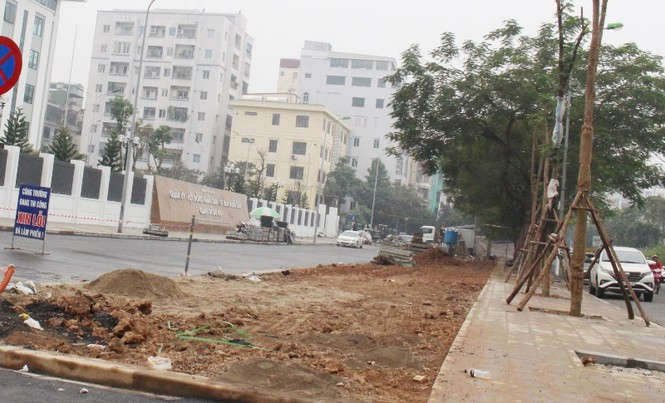 Cận cảnh các công trình thi công 'rùa' gây ô nhiễm bụi - ảnh 10