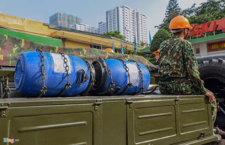 Dan xe quan doi den Rang Dong tay doc hinh anh 5 