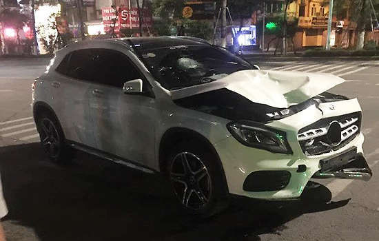 Xe gây tai nạn tại hầm Kim Liên giữa đêm 30/4. Ảnh: Xuân Hoa. 