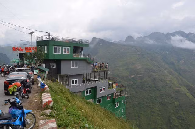 Cận cảnh Mã Pì Lèng Panorama “khoác áo” màu xanh trước khi bị tháo dỡ - 7