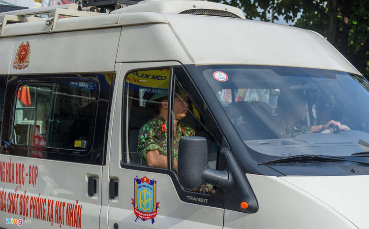 Dan xe quan doi den Rang Dong tay doc hinh anh 8 