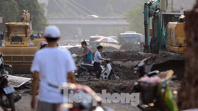 Người dân khốn khổ luồn lách trong khói bụi khi qua đại công trường vành đai 2 - Ảnh 7.