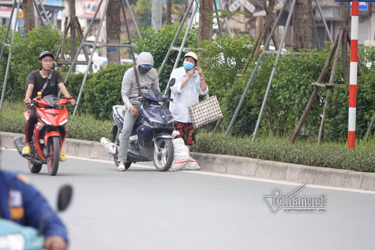 Vội vã quặt xe chạy trốn cảnh sát 141, cô gái nổi nhất phố Hà Nội