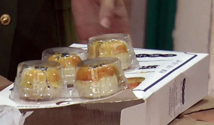 Số bánh trungt thu nhân chứng chảy bị cơ quan chức năng thu giữ. Ảnh: Sơn Phương