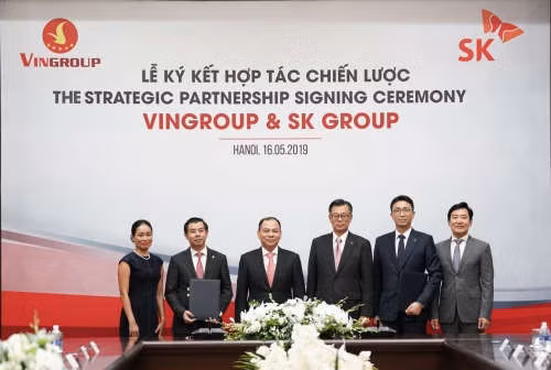 Lãnh đạo Vingroup và SK Group tại lễ ký kết hợp tác chiến lược sáng nay (16/5).