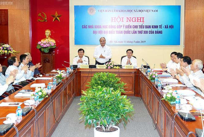 Thủ tướng Nguyễn Xuân Phúc nghe các nhà khoa học đóng góp ý kiến. Ảnh Quốc hội