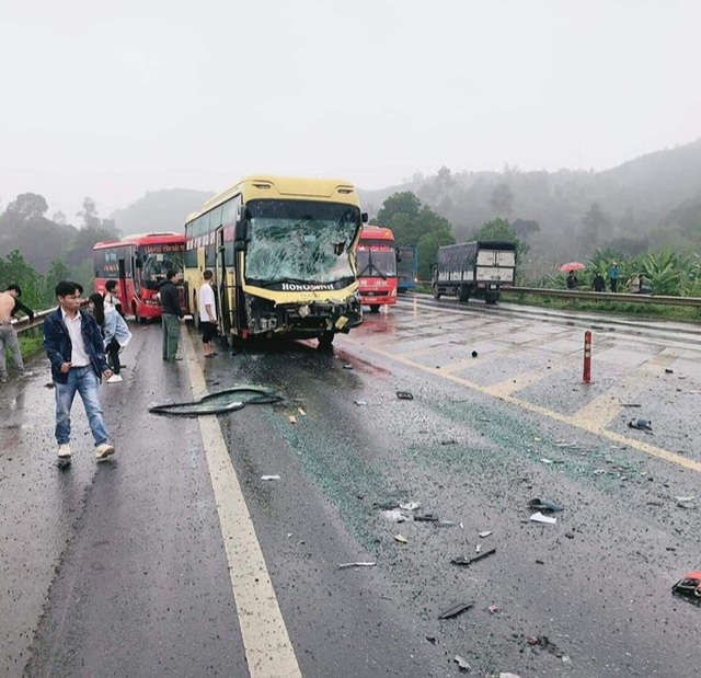 Hà Nội: Ô tô chở cá cố vượt đường sắt, bị tàu hỏa vò nát - 4