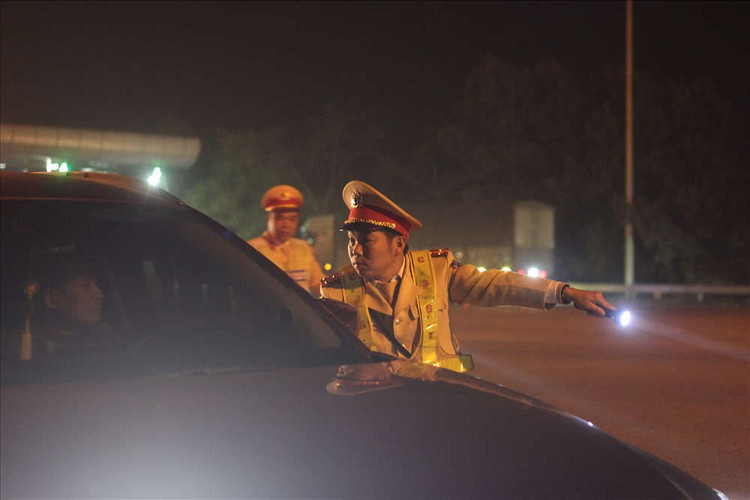 Cảnh sát giao thông cũng tiến hành xử lý các hành vi vi phạm như chạy quá tốc độ, đi không đúng phần đường, làn đường; tránh, vượt, dừng, đỗ không đúng quy định...