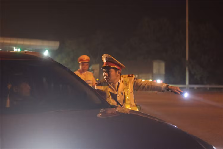 Cảnh sát giao thông cũng tiến hành xử lý các hành vi vi phạm như chạy quá tốc độ, đi không đúng phần đường, làn đường; tránh, vượt, dừng, đỗ không đúng quy định...