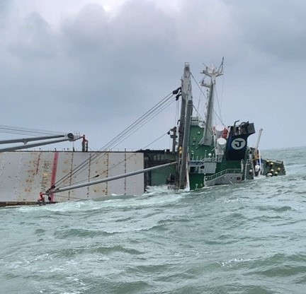 Tàu chở hàng gần 9.000 tấn chìm, khoảng 3km bờ biển có vệt cặn dầu - ảnh 4
