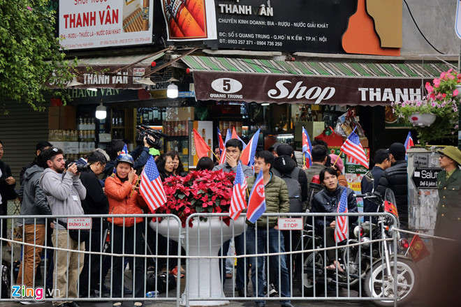 Xe quan su trien khai o Ha Noi don doan ong Kim Jong Un hinh anh 6