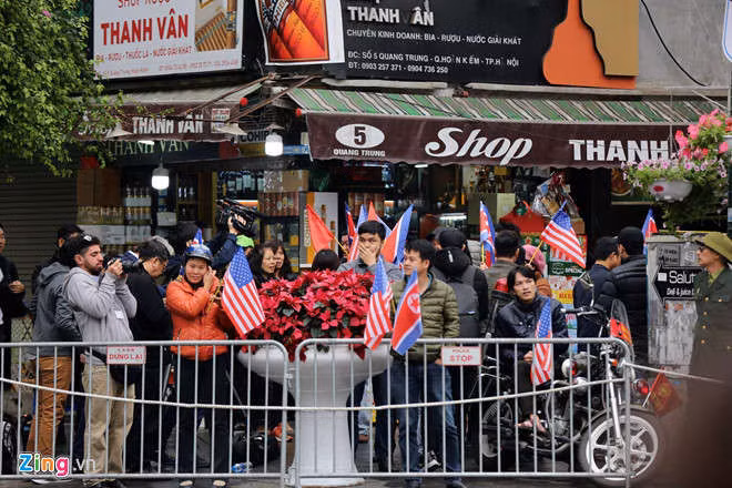 Xe quan su trien khai o Ha Noi don doan ong Kim Jong Un hinh anh 6